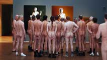 Ir al Video&nbsp;Viena realiza un pase a una exposici&oacute;n solo para nudistas