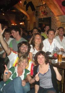 Viendo el encuentro en un pub escoc&eacute;s.