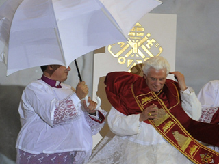 Ver v&iacute;deo  'El viento hace volar el solideo del papa'