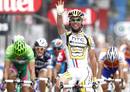 Mark Cavendish, del HTC Columbia, celebra su quinta victoria de etapa en el Tour 2010, en la meta de Par&iacute;s