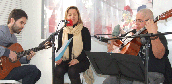 Los viguenses disfrutan del museo itinerante de RNE con mucha m&uacute;sica en directo