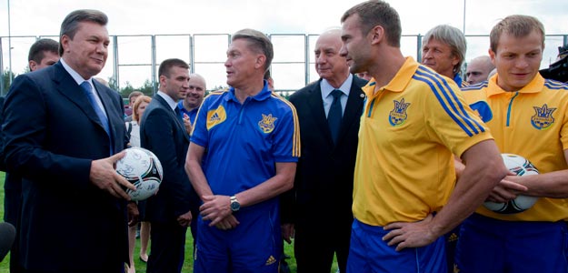 VIKTOR YANUKOVYCH VISITA A LA SELECCIÓN UCRANIANA VIKTOR YANUKOVYCH VISITA A LA SELECCIÓN UCRANIANA