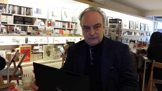  El escritor Enrique Vila-Matas, durante su entrevista para RTVE.es en la librería +bernat de Barcelona