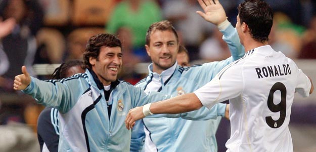 Cristiano Ronaldo recibe la felicitaci&oacute;n de sus compa&ntilde;eros Ra&uacute;l Gonz&aacute;lez y Jerzy Dudek