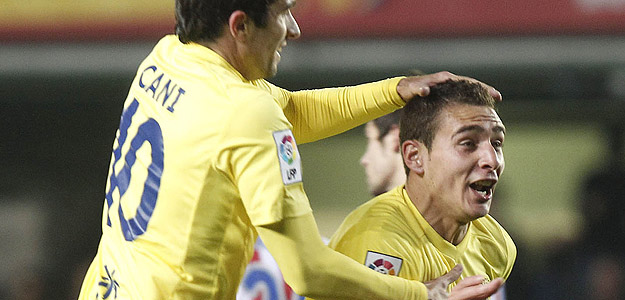 El delantero argentino del Villarreal Marco Rub&eacute;n es felicitado por Cani tras marcar el primer gol ante el Sporting de Gij&oacute;n.