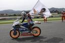 Vi&ntilde;ales celebra su victoria en la carrera de Moto3