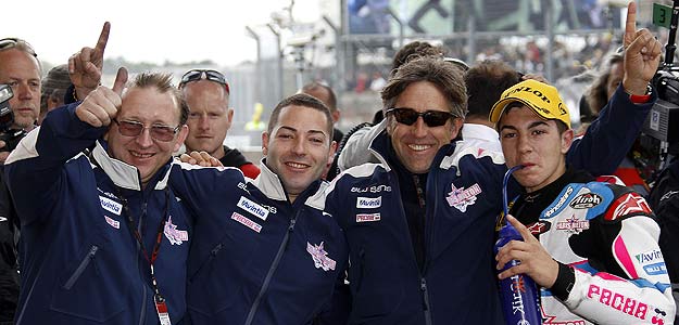 Maverick y su equipo celebran la victoria.