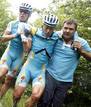 El kazajo Vinokourov tuvo que retirarse en la novena etapa del Tour a causa de una fuerte ca&iacute;da que marc&oacute; el final de su carrera profesional.