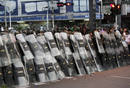 Los soldados toman posici&oacute;n ante los manifestantes en Bangkok.