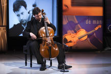 El violonchelista Josetxu Obreg&oacute;n