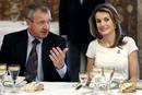 La princesa de Asturias conversa con el australiano Gregory Hartung, miembro de la Comisi&oacute;n de Evaluaci&oacute;n del COI.