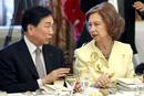 La reina Sof&iacute;a conversa con el taiwan&eacute;s Ching-Kuo Wu, miembro de la Comisi&oacute;n de Evaluaci&oacute;n del COI, durante el almuerzo que ofrecieron los Reyes de Espa&ntilde;a a los representantes de este organismo.