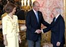 El rey Juan Carlos saluda al ex presidente del COI Juan Antonio Samaranch, en presencia de la reina Sof&iacute;a.
