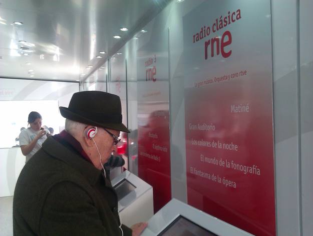 Un visitante escucha los mejores audios de Radio Cl&aacute;sica