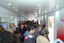 Visitantes dentro de la exposici&oacute;n del 75&ordm; Aniversario de RNE en Salamanca
