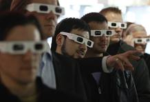 Visitantes del CeBIT asisten a la presentaci&oacute;n de Deutsche Telekom con gafas 3D. La feria tecnol&oacute;gica se celebra en Hanover del 2 al 6 de marzo.