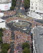 Vista a&eacute;rea de la plaza de Cibeles de la capital donde miles de peregrinos esperan la llegada del papa Benedicto XVI