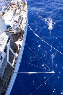 Vista &aacute;rea del barco y la tripulaci&oacute;n que han realizado la investigaci&oacute;n