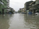 Vista de una calle de Yangón totalmente inundada por las tormentas provocadas por el ciclón