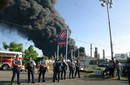 Vista de la columna de humo que se levanta por el incendio de varios tanques de la refiner&iacute;a de petr&oacute;leo de la empresa Caribbean Petroleum Corporation.