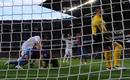 Vista del 0-1 del Real Madrid, desde detr&aacute;s de la porter&iacute;a