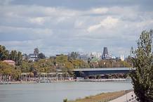 Vista desde el r&iacute;o Guadalquivir de lo que fue la Expo'92