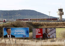Vista de dos carteles de campa&ntilde;a electoral en las inmediaciones del aeropuerto de Pamplona