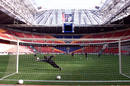 Vista general del Amsterdam Arena en 1998, con Ca&ntilde;izares entrenando antes de la final del 98, ganada por el Madrid.