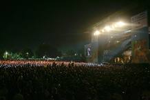 Vista general del escenario central del XV Festival Internacional de Benicassim, durante la actuaci&oacute;n de la banda brit&aacute;nica Oasis