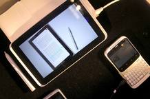 Vista de la nueva tableta HTC Flyer y su smartphone el HTC ChaCha, que ha presentado esta ma&ntilde;ana la multinacional taiwanesa HTC en el Mobile World Congress que se celebra en Barcelona