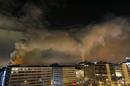 Vista panor&aacute;mica de edificios ardiendo alrededor de la plaza Syntagma en Atenas in central Athens