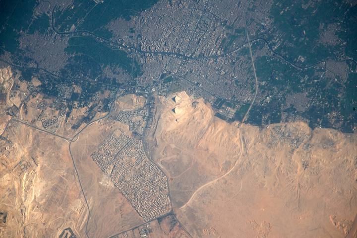 VISTA DE LAS PIR&Aacute;MIDES DE GIZA DESDE EL ESPACIO