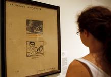 Una visitante contempla la obra "La viuda alegre" (1921), de Francis Picabia, en el Museo Nacional de Arte de Catalu&ntilde;a.