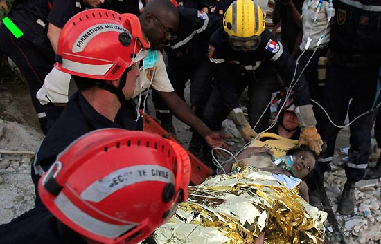 Rescatan a una menor atrapada durante 15 d&iacute;as bajo los escombros