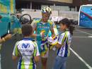 Ciclista firmando para los ni&ntilde;os