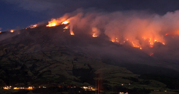 Fotograf&iacute;a de archivo del d&iacute;a 2 de enero de 2010, del volc&aacute;n Galeras, en actividad.