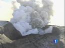 Ir al Video&nbsp;El volc&aacute;n island&eacute;s sigue en erupci&oacute;n, pero la columna de humo y cenizas que expulsa es m&aacute;s peque&ntilde;a