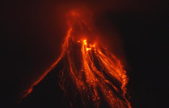 El volc&aacute;n May&oacute;n en Filipinas lanza una enorme columna de humo