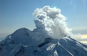 Ver v&iacute;deo  'El volc&aacute;n Monte Redoubt entra en erupci&oacute;n tras pasar veinte a&ntilde;os dormido'