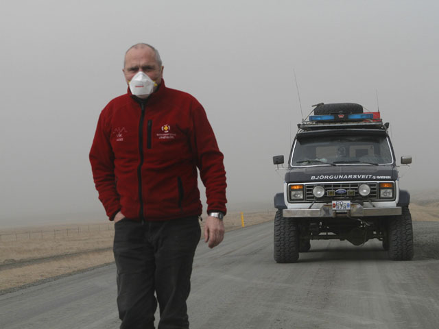 El volc&aacute;n sigue activo pero la columna de humo desciende