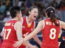 Las jugadoras del equipo chino de voleibol celebran su victoria sobre Serbia, en su partido del grupo A de la ronda preliminar de los Juegos Ol&iacute;mpicos Londres 2012, disputado en el centro Earls Court de Londres.