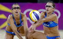 Las jugadoras Vasiliki Arvaniti y Mar&iacute;a Tsiartsiani de Grecia buscan un bal&oacute;n durante un juego de la ronda preliminar de voley playa entre el equipo de Suiza y Grecia en los Juegos Ol&iacute;mpicos Londres 2012.