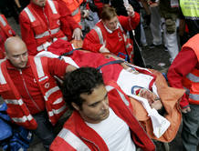 Voluntarios de Cruz Roja retiran a un herido tras el encierro
