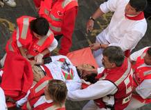 Voluntarios de la Cruz Roja trasladan a un herido en el tramo de Santo Domingo durante el primer encierro de los Sanfermines 2008. Voluntarios de la Cruz Roja trasladan a un herido en el tramo de Santo Domingo durante el primer encierro de los Sanfermines 2008.