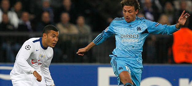 El jugador del Zurich, Vonlanthen, junto a Heinze, del Marsella.