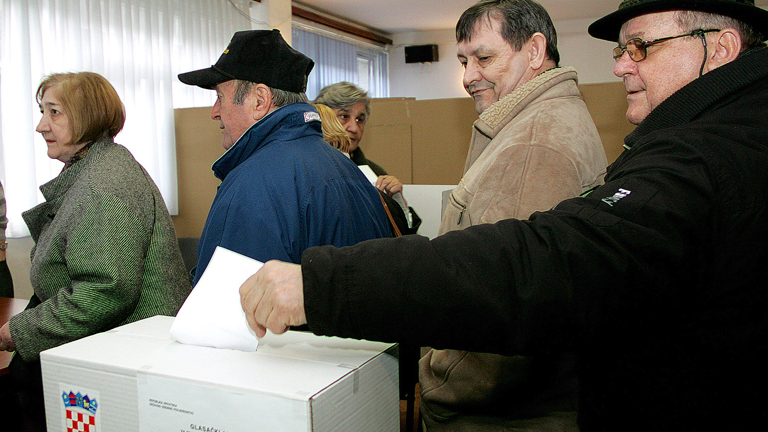 Los croatas votan en refer&eacute;ndum para intentar entrar en la Uni&oacute;n Europea 
