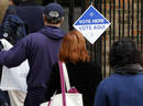 Un grupo de votantes hacen cola para votar en el distrito de Brooklyn, en Nueva York.