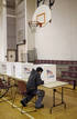 Votar en una cancha de baloncesto en Virginia