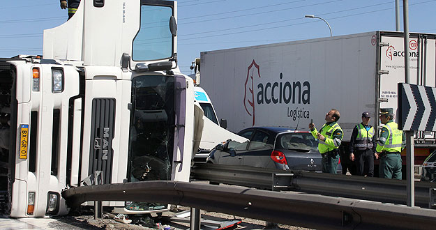 El vuelco de un cambi&oacute;n cort&oacute; durante dos hora una carretera de Salamanca