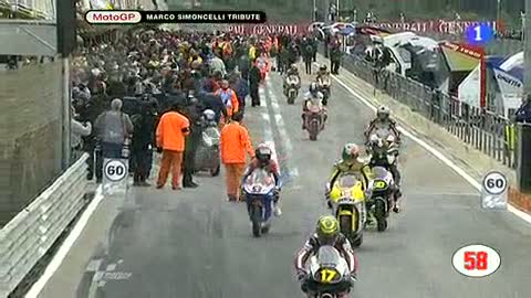 Ver v&iacute;deo  'Vuelta homenaje a Simoncelli de todos los pilotos'